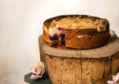 Maukas Kuningatar juustokakku . Tilattavissa n. 12-14 hlö kakku 56 €. Myös gluteenittomana.