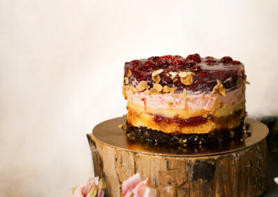 Karoliinan raikas vadelmainen hyytelökakku. Tilattavissa pieni n. 5-6 hlö 26 €, keskikokoinen n. 12 hlö 52 € ja iso n. 20 hlö 75 €.