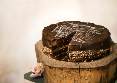 Karoliinan suussa sulava suklaatryffelikakku on varma valinta suklaan ystävälle. Tilattavissa pieni n. 5-6 hlö 28 €, keskikokoinen n. 12 hlö 57 € ja iso n. 20 hlö 85 €.