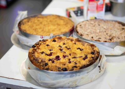 Karoliinan muut juustokakut (L) Makuvaihtoehtoina: karpalo, mango, omena ja suklaapäärynä. Tilattavissa n. 12 - 14 hlö kakku 56 €. Myös gluteenittomana.